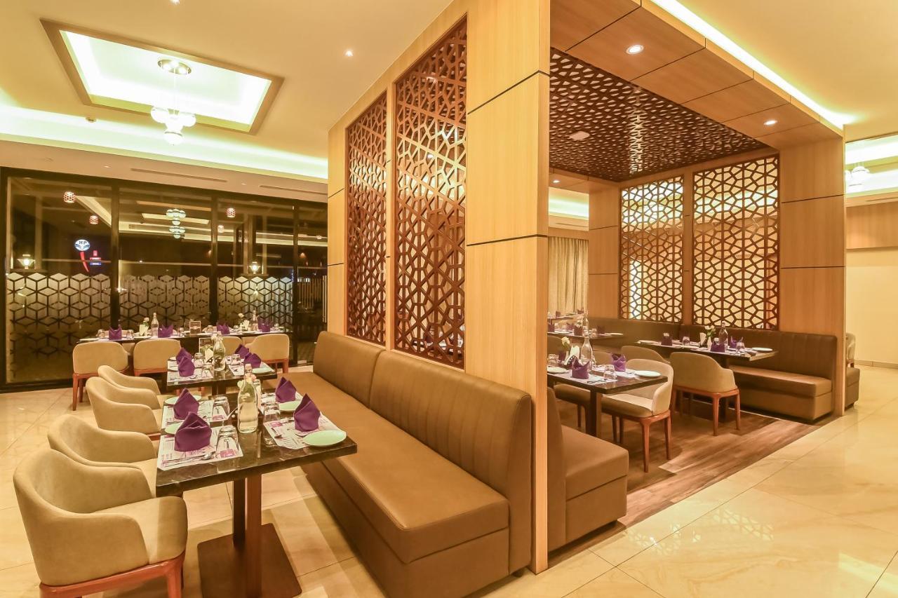 Emerald Clarks Inn Suites Mysore Exteriör bild