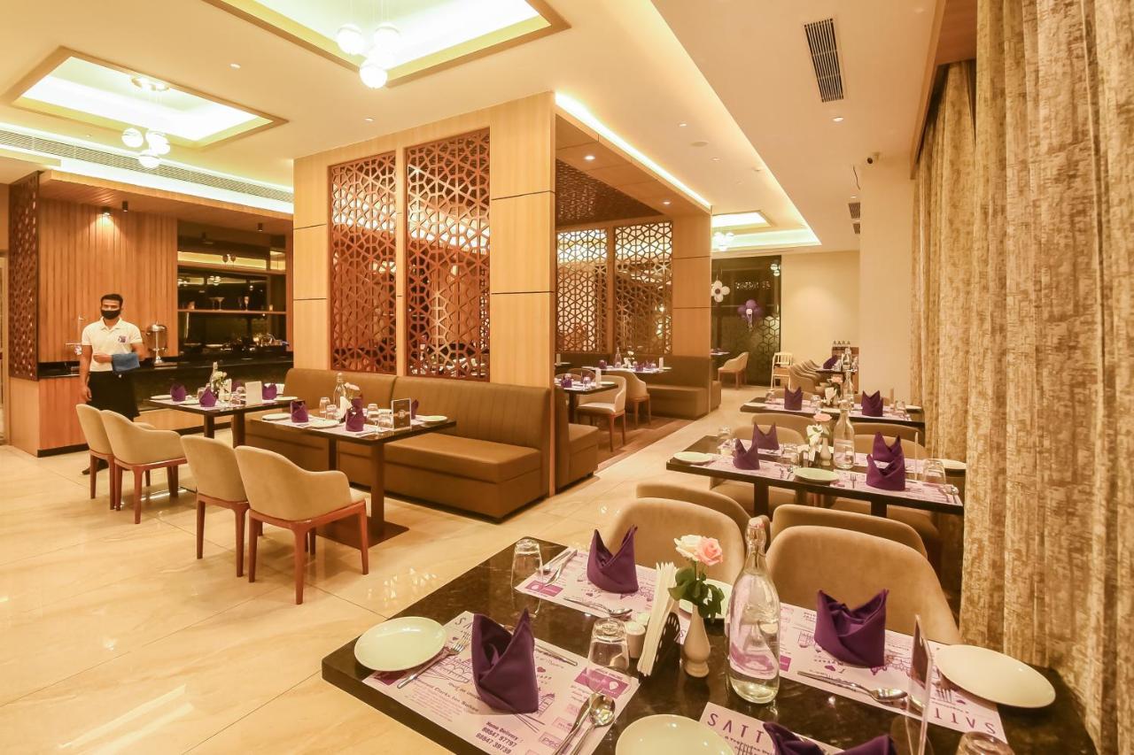 Emerald Clarks Inn Suites Mysore Exteriör bild