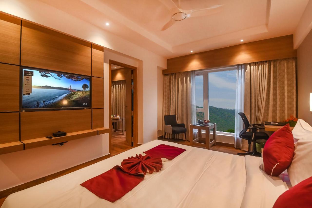 Emerald Clarks Inn Suites Mysore Exteriör bild